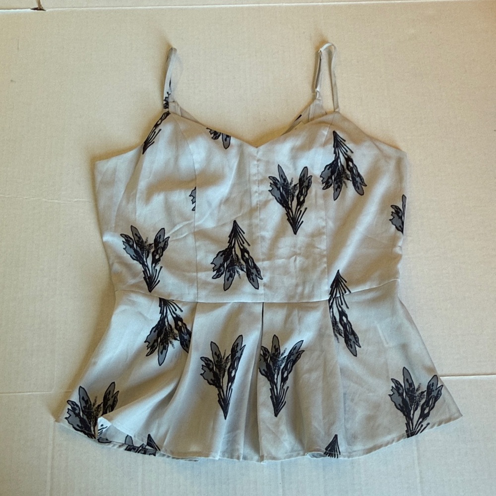 COLLECTIVE CONCEPTS Blue & White Floral Ruffle Tank Top Size Medium - Picture 2 of 9